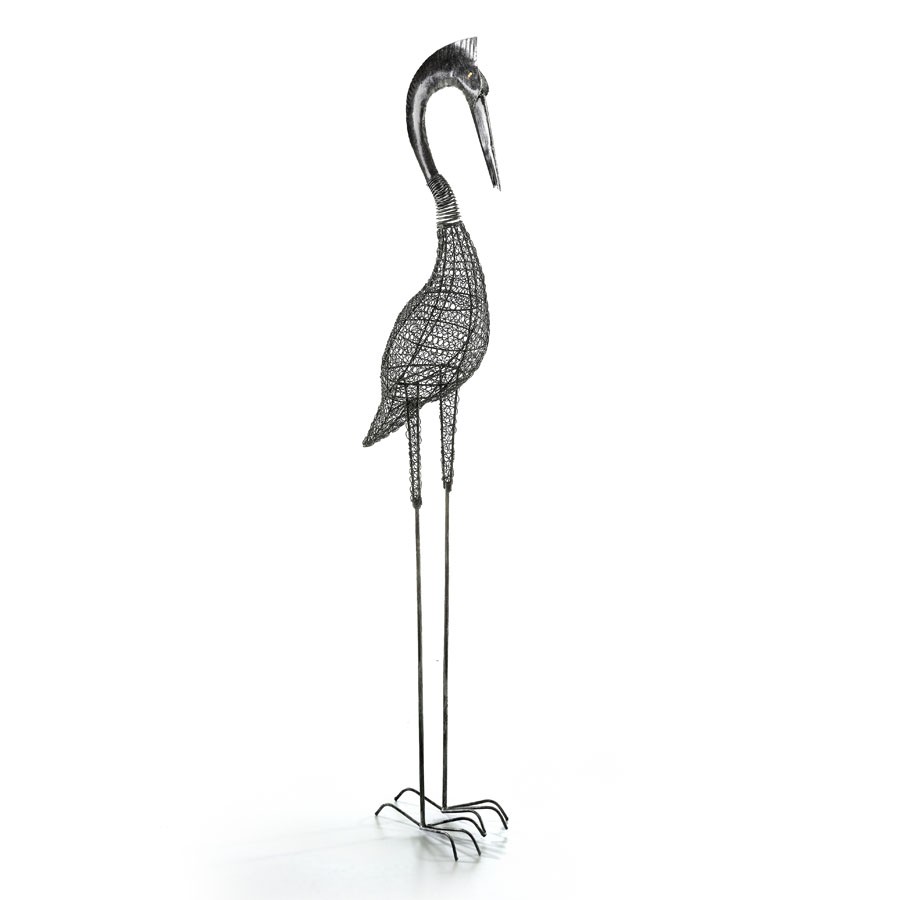 Фигура пеликана из плетенного металла