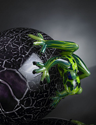 Статуя ЯЙЦО В ТРЕСНУТОМ СТАКАНЕ С ЛЯГУШКАМИ