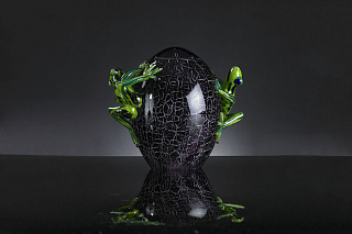 Статуя ЯЙЦО В ТРЕСНУТОМ СТАКАНЕ С ЛЯГУШКАМИ